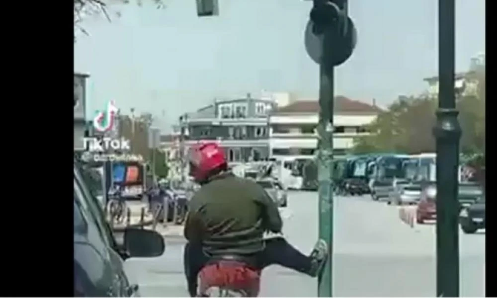 Λάρισα: Viral βίντεο με... χαλαρό Λαρισαίο ντελιβερά που ξεκουράζεται στο φανάρι!
